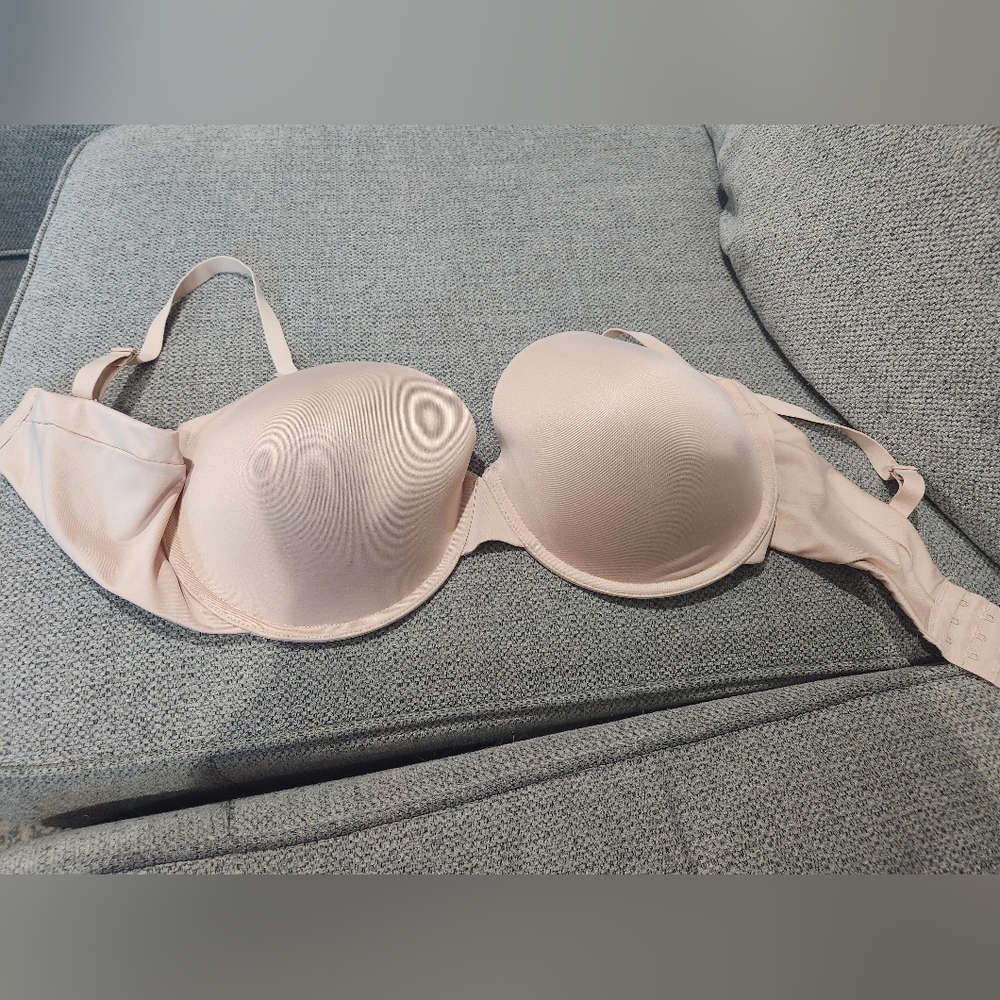 Gentley used 40DD bra with removable straps.